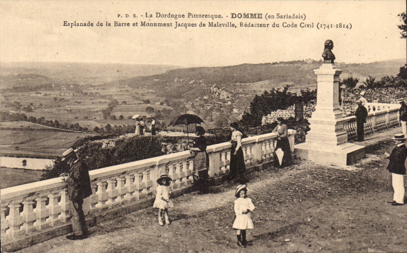 Esplanade de la Barre et Monument Jacques de Maleville à Domme — P.D.S. La Dordogne Pittoresque