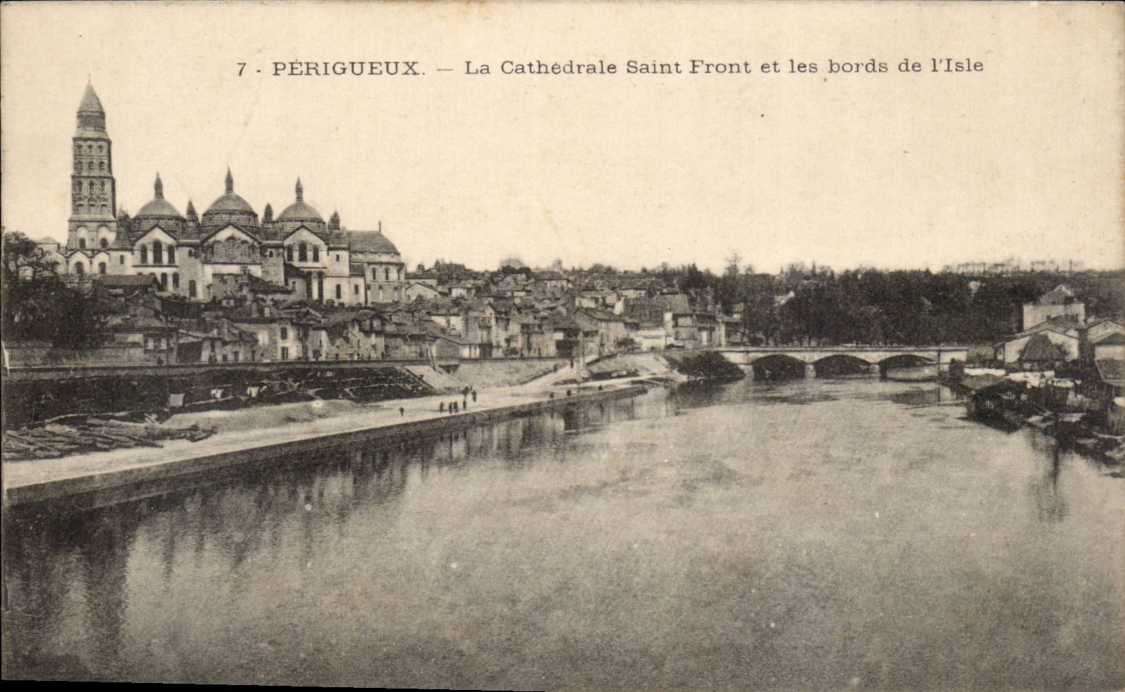 CPA Perigueux La cathedrale Saint Front et les bords de l'Isle