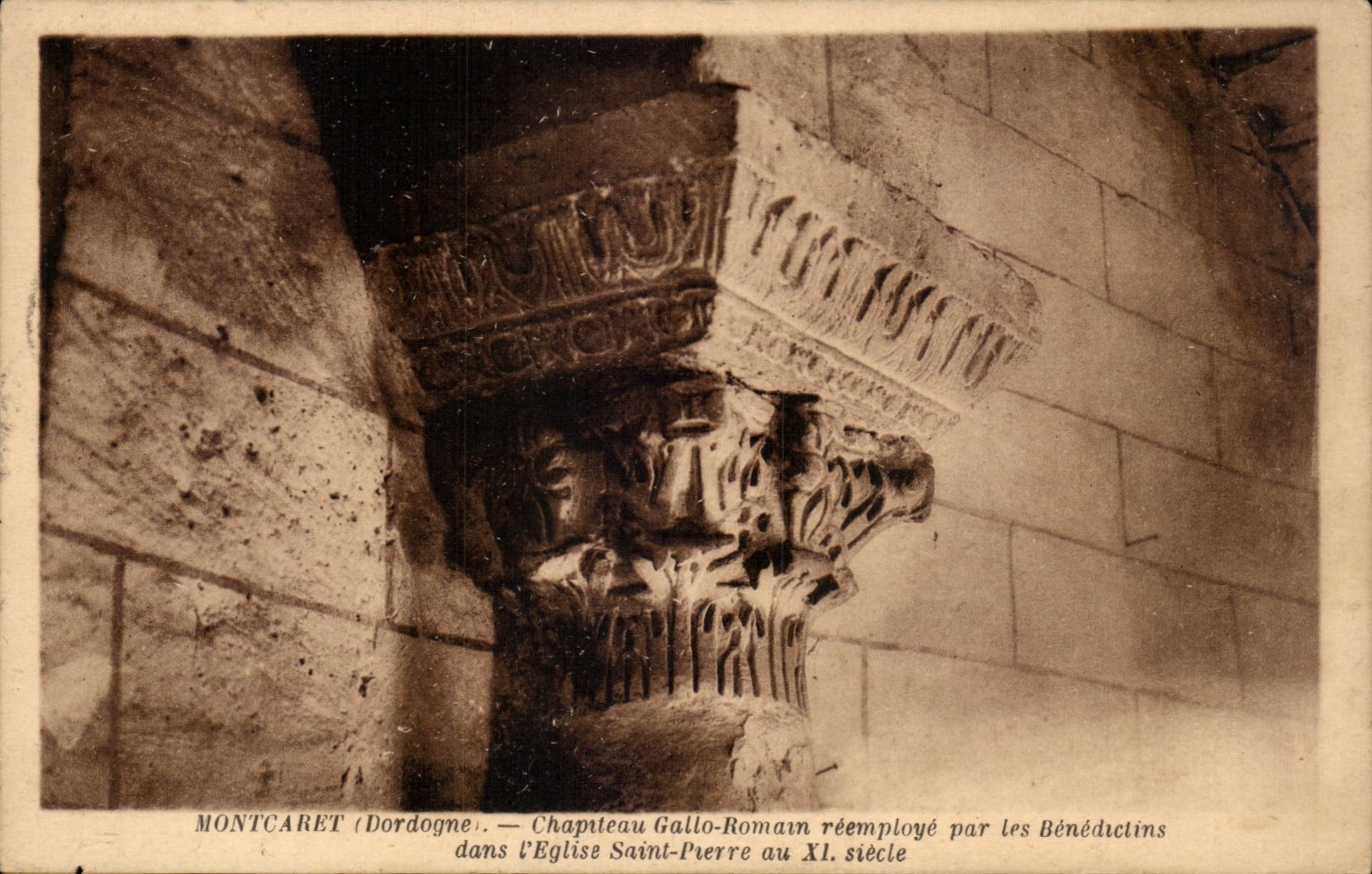 CPA Montcaret Chapiteau gallo romain reemploye par les Benedictins dans l'eglise Saint Pierre au 11eme