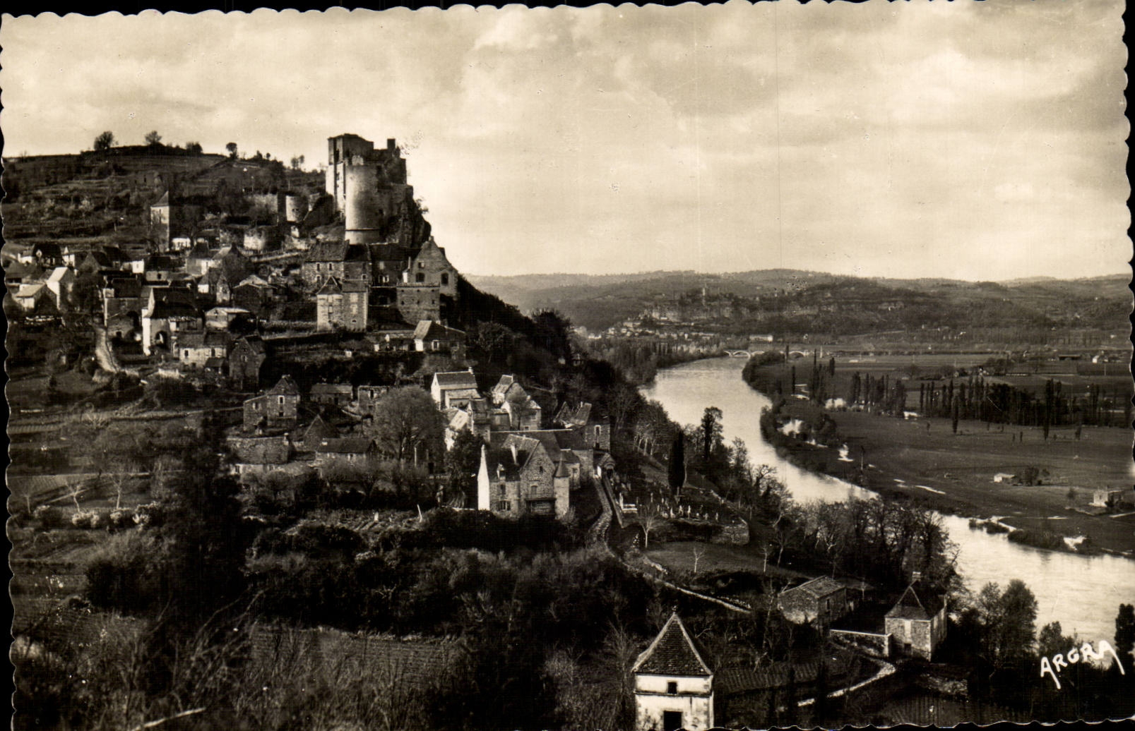 Château féodal de Castelnau (Dordogne) — XIXe et XVe siècles — ARGRA