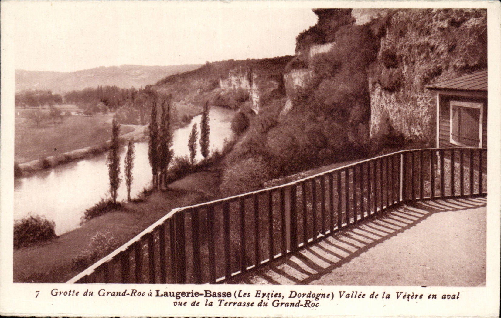 Grotte du Grand-Roc à Laugerie-Basse — vue de la Terrasse du Grand-Roc — Phototypie M. François, Limoges