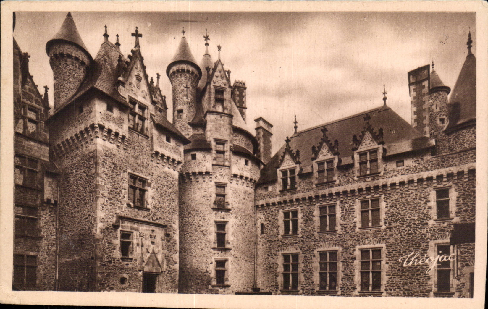 CPA Dordogne Chateau de Lambertie Cour interieure