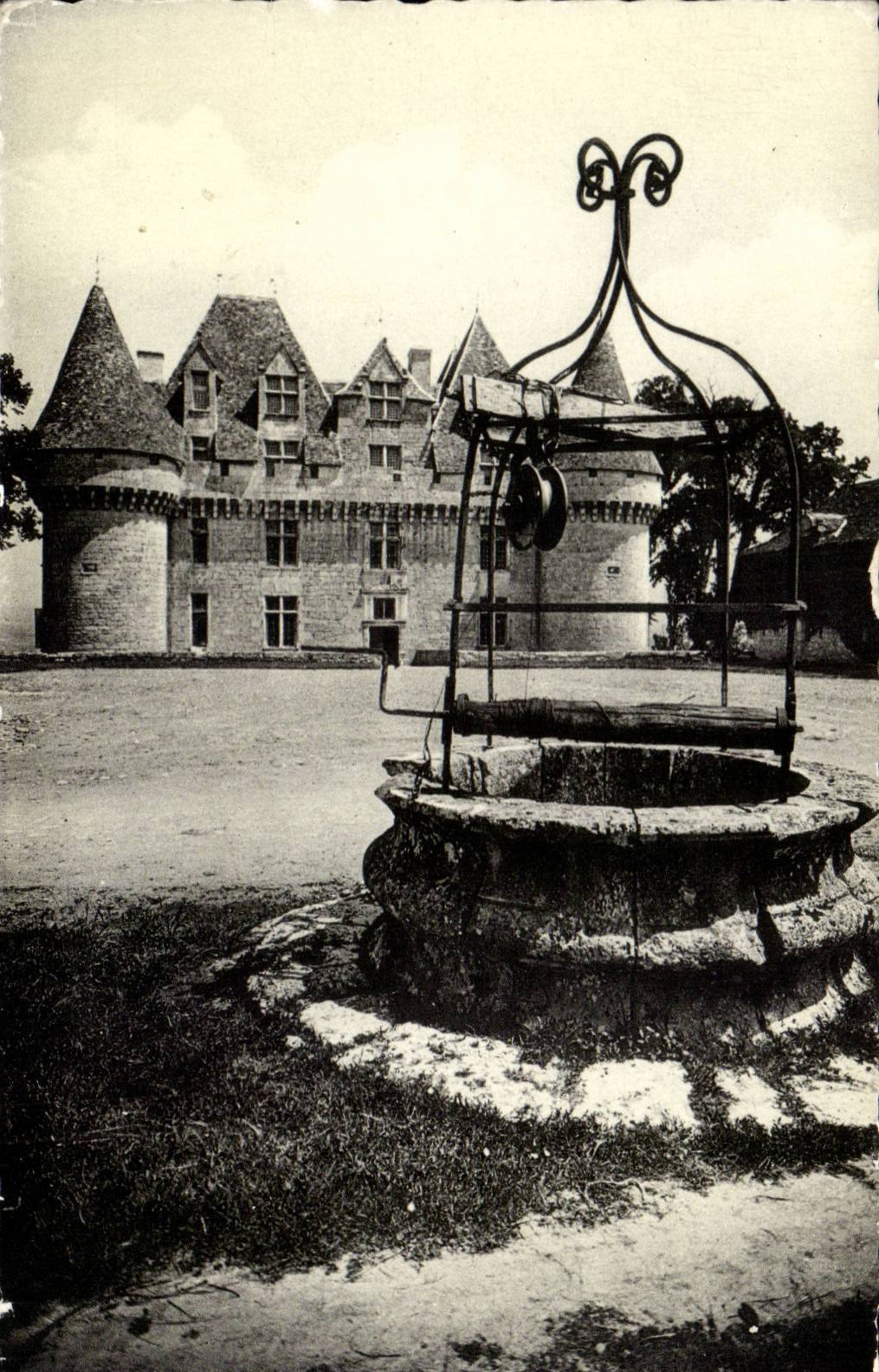 Monbazillac — Le Vieux Puits du XIIIe s. et le Château — CPAPHIL