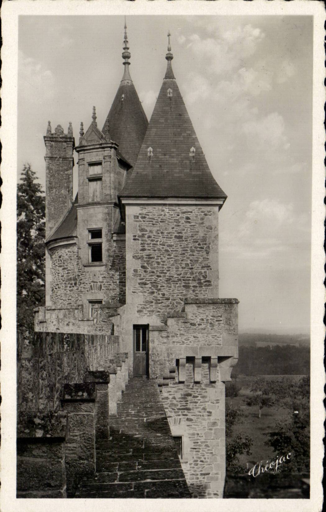 Château de Mallet — Tour de rondes — Éditions Moderne Théojac
