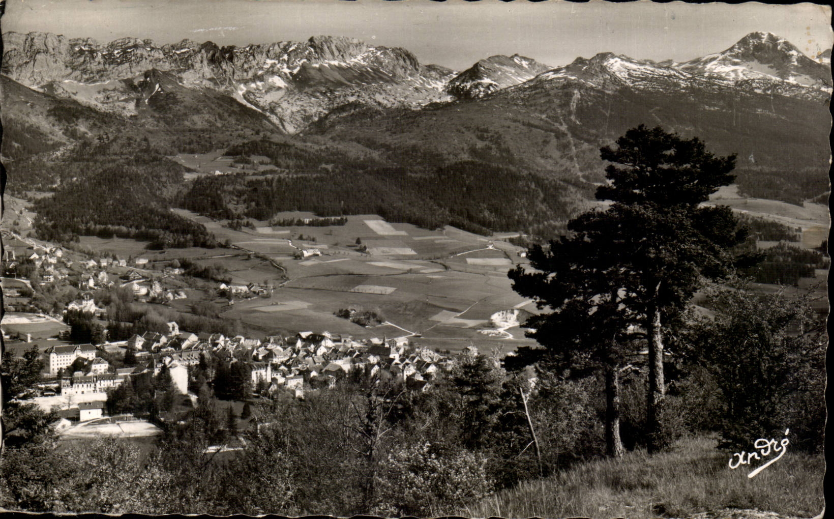Villard-de-Lans — Vue générale avec la Moucherolle — Édition d'Art André, Grenoble