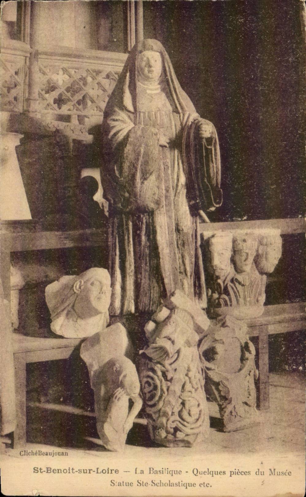 CPA Saint Benoit sur Loire La basilique Quelques pieces du musee Statue Ste Scholastique