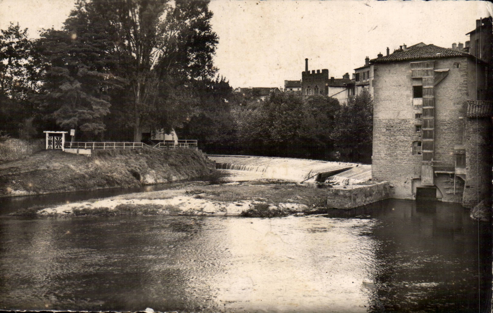 CPA Mont de Marsan La Douze et le chaussee sur la Midouze