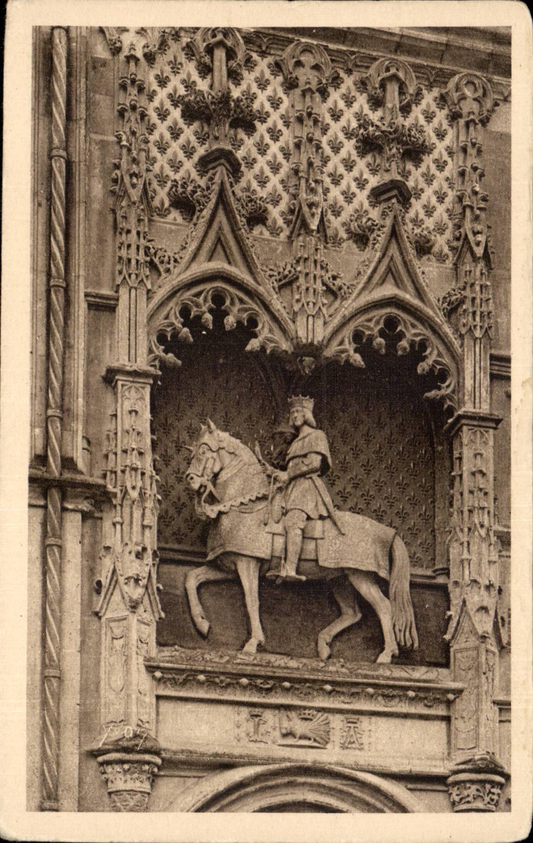 CPA Blois Le chateau Statue equestre de Louis XII
