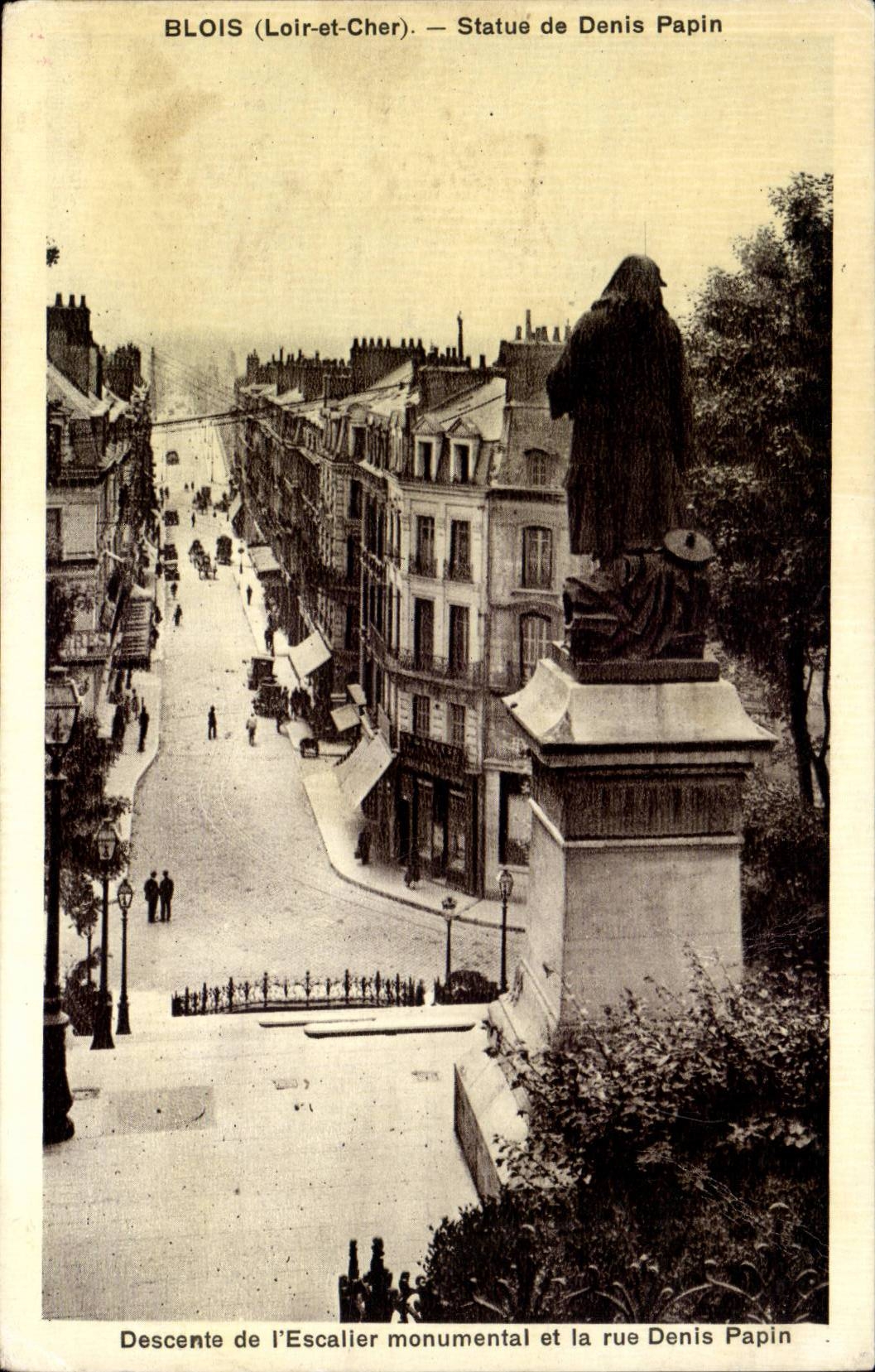 CPA Blois Descente de l'escalier monumental et la rue Denis Papin