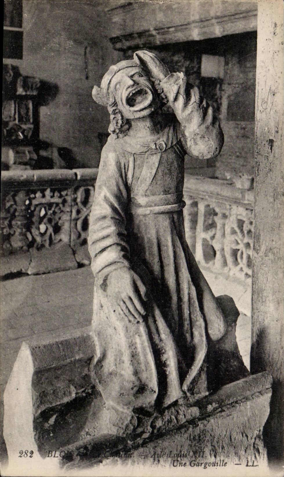 CPA Blois Le chateau Aile louis XII Une gargouille