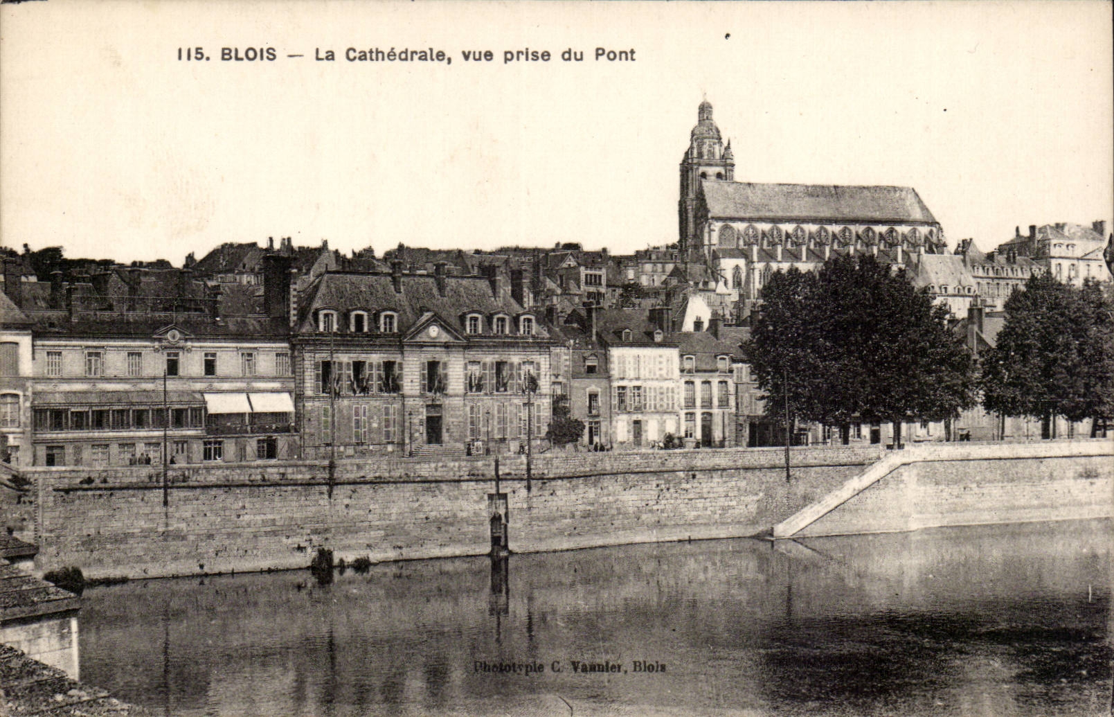 CPA Blois La cathedrale Vue prise du pont