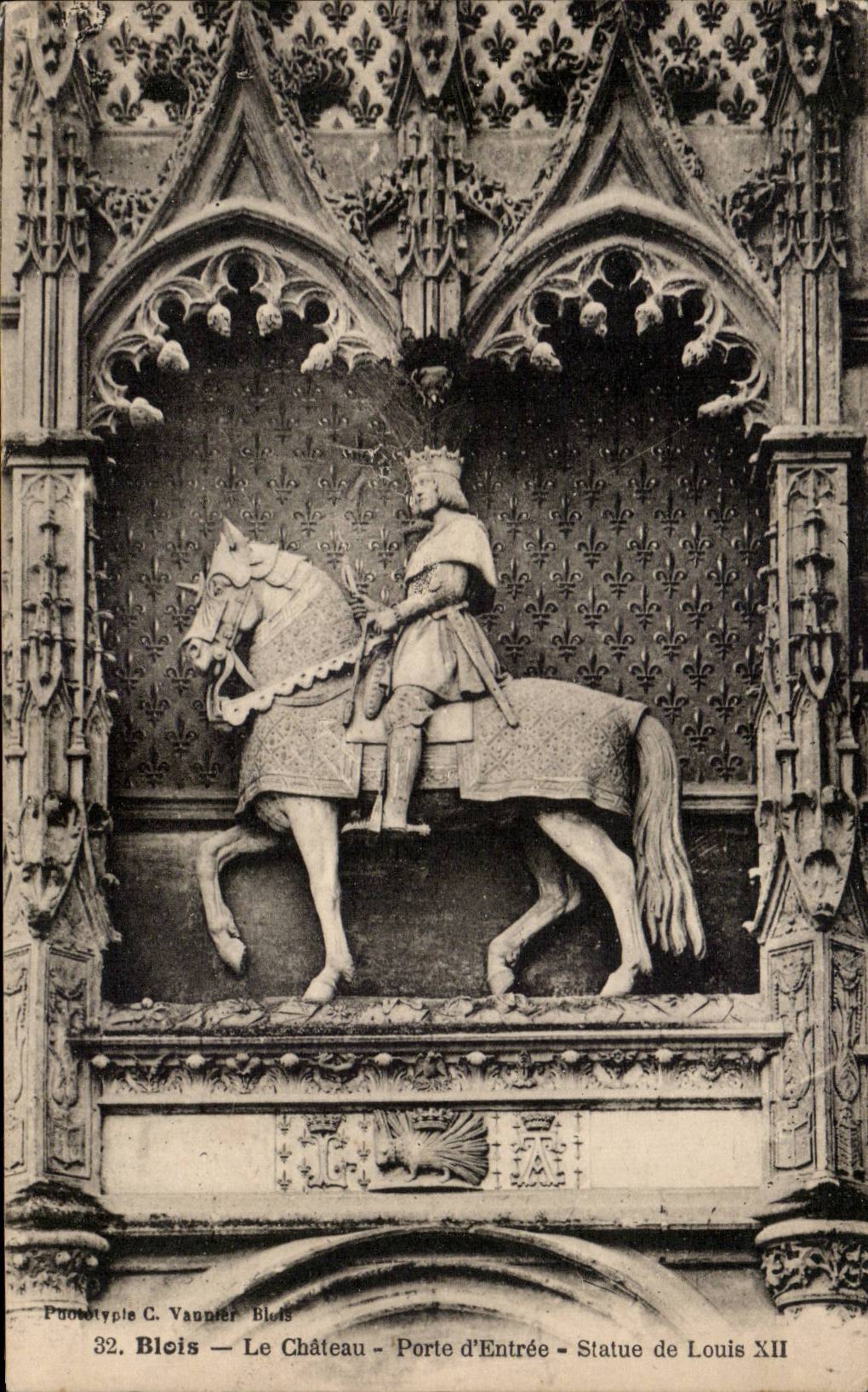 CPA Blois Le chateau Porte d'entree Statue de Louis XII