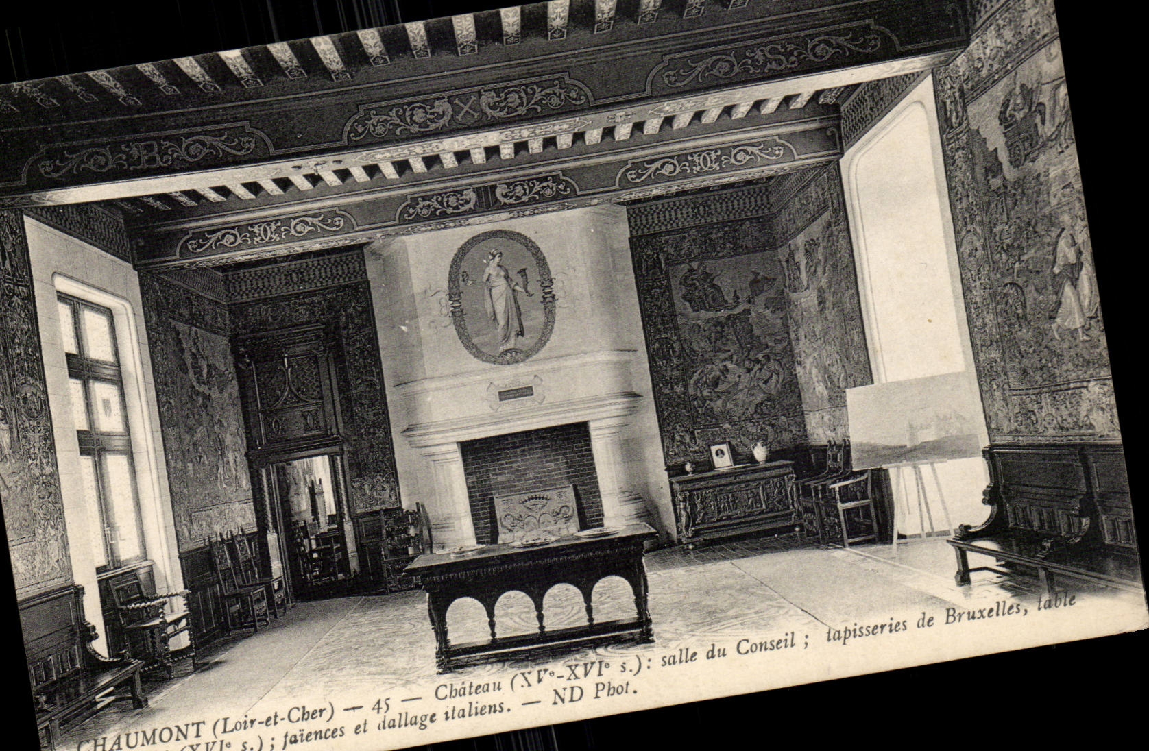 Chaumont (Loir-et-Cher) — Château (XVe-XVIe s.) : salle du Conseil ; faïences et dallage italiens — ND Phot.