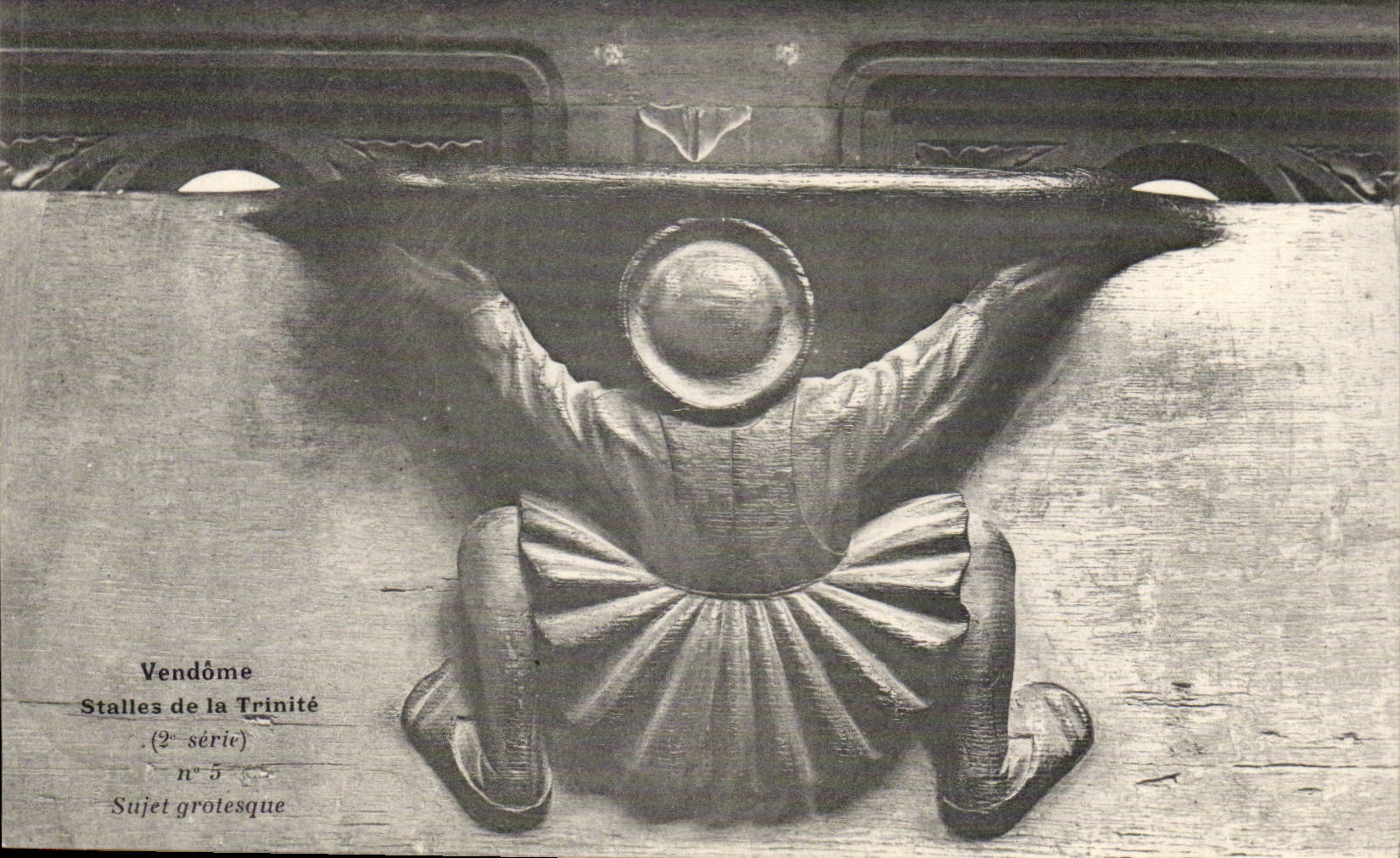 CPA Vendome Stalles de la Trinite Sujet grotesque