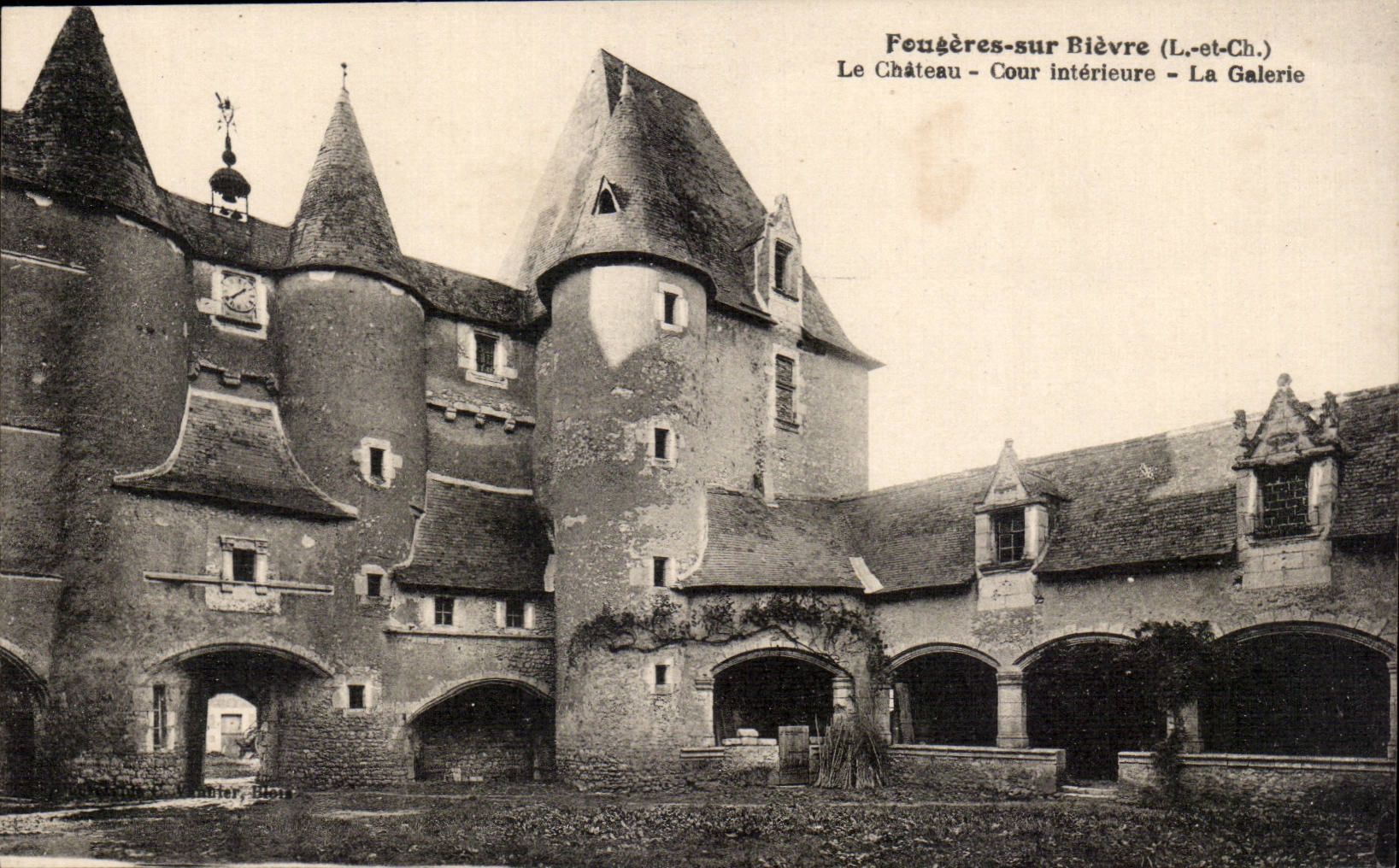 Fougères-sur-Bièvre — Le Château - Cour intérieure - La Galerie — éditeur inconnu