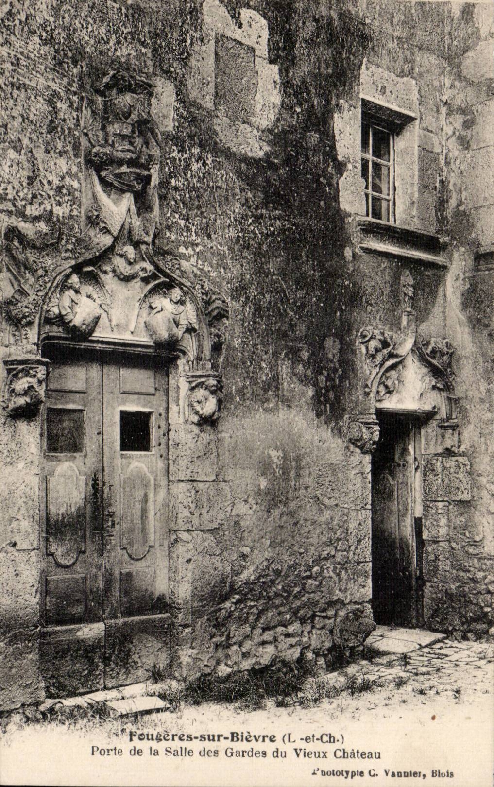CPA Fougeres sur Bievre Porte de la salle des gardes du vieux chateau