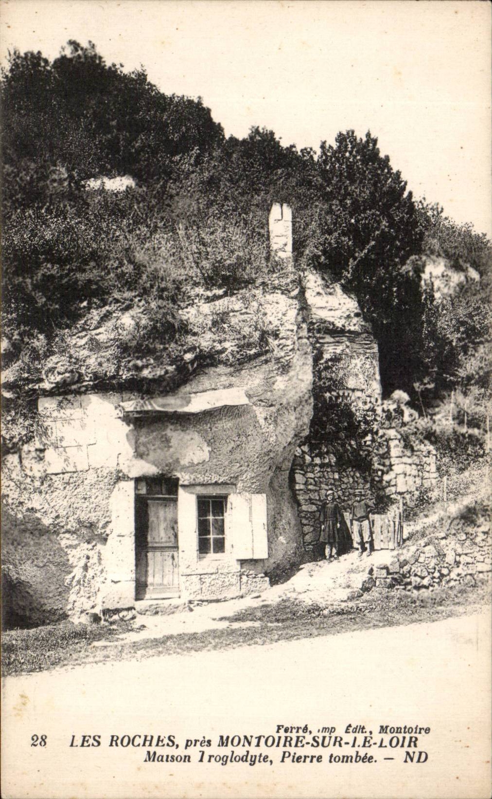 CPA les Roches pres Montoire sur le Loir Maison troglodyte Pierre tombee