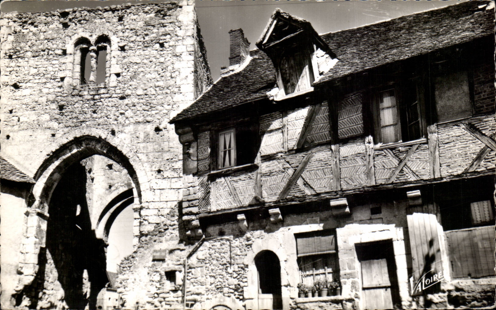 Mennetou-sur-Cher — La porte d'En-haut et vieille maison — Éditions Valoire