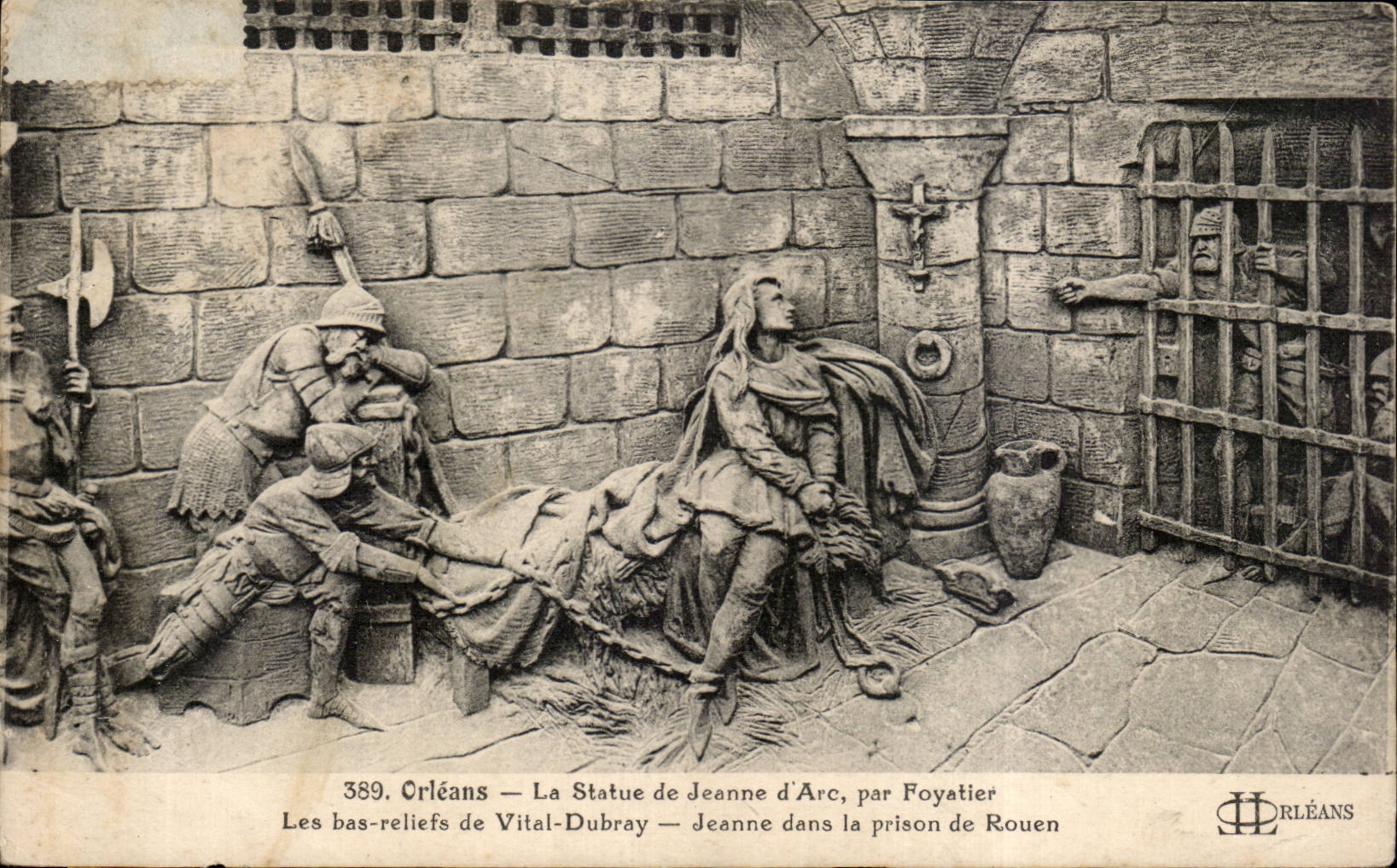 CPA Orleans Statue de Jeanne d'arc par Foyatier les bas reliefs de Vital Dubray Jeanne dans la prison de Rouen