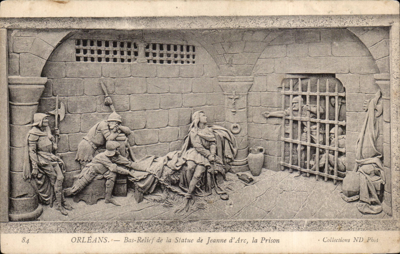 CPA Orleans Bbas reliefs de la statue de Jeanne d'arc la prison