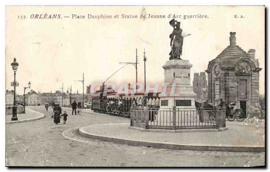 CPA Orleans Place Dauphine et statue de Jeanne d'arc guerriere Tramway