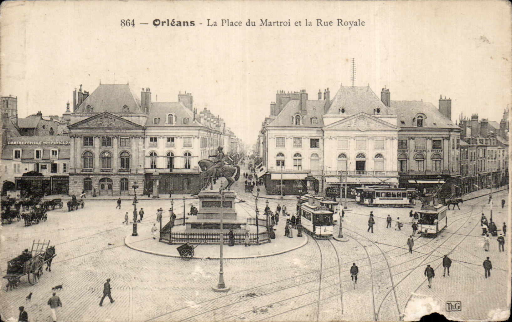 CPA Orleans La place du Martroi et la rue Royale