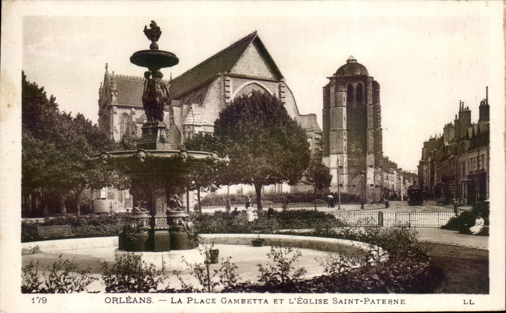 CPA Orleans La place Gambetta et l'eglise Saint Paterne