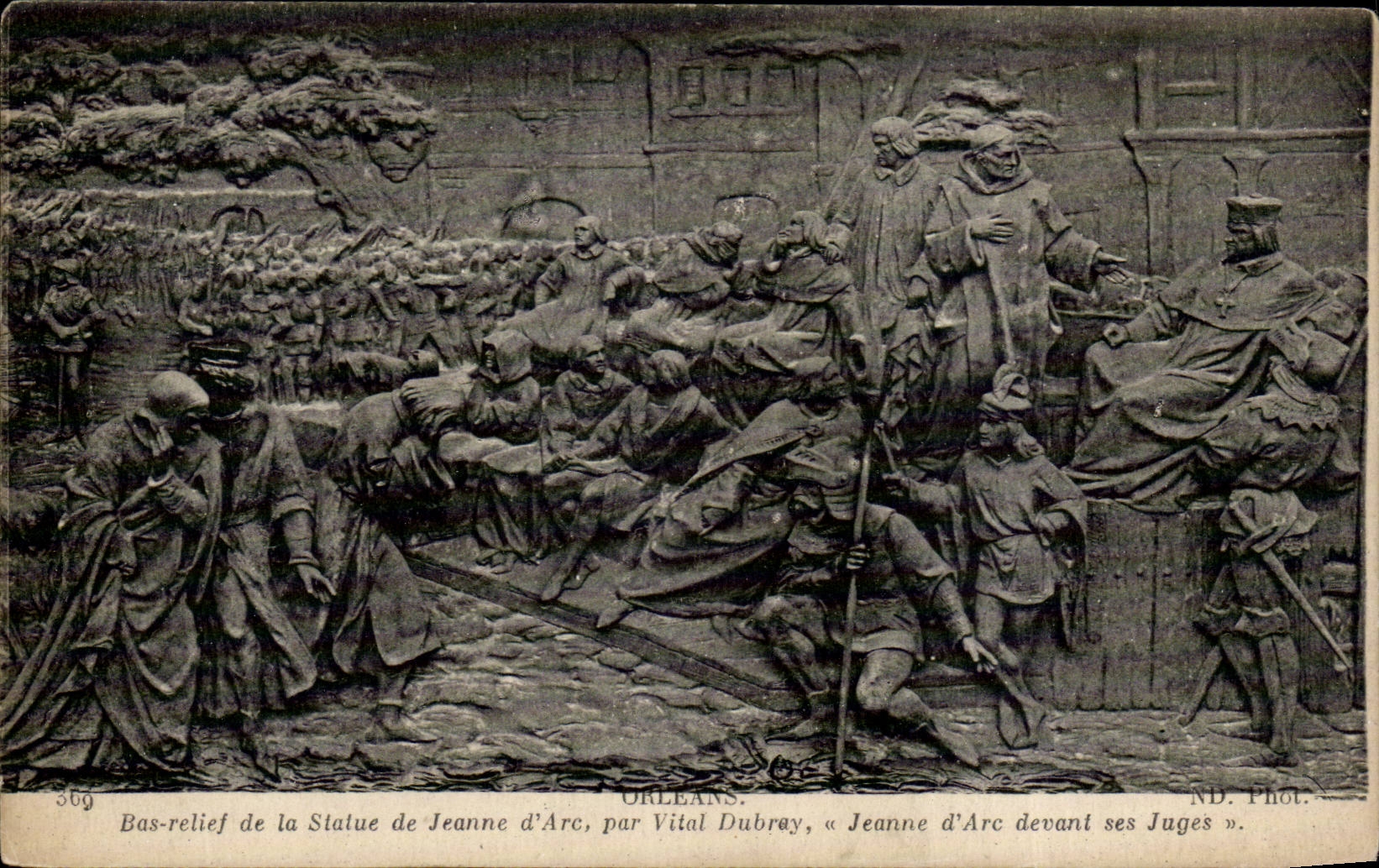 CPA Orleans Bas relief de la statue de Jeanne d'arc par Vital Dubray Jeanne d'arc devant ses juges