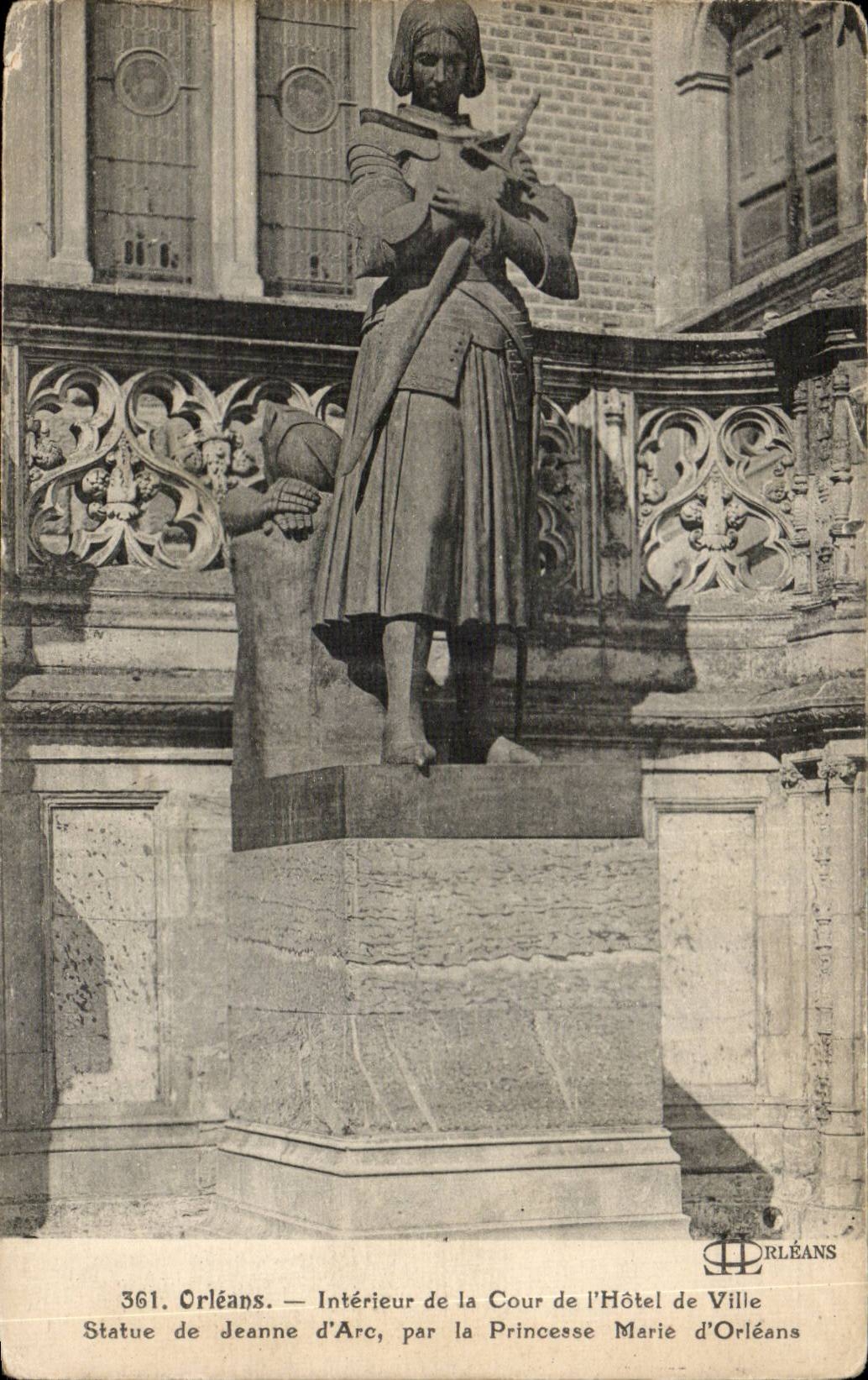 CPA Orleans Interieur de la cour de l'hotel de ville Statue de Jeanne d'arc par la princesse Marie d'Orleans