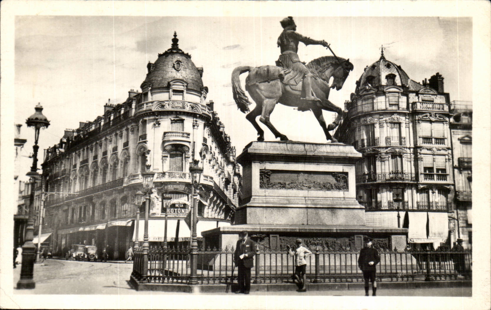 CPA Orleans Statue de Jeanne d'arc Place du Martroi