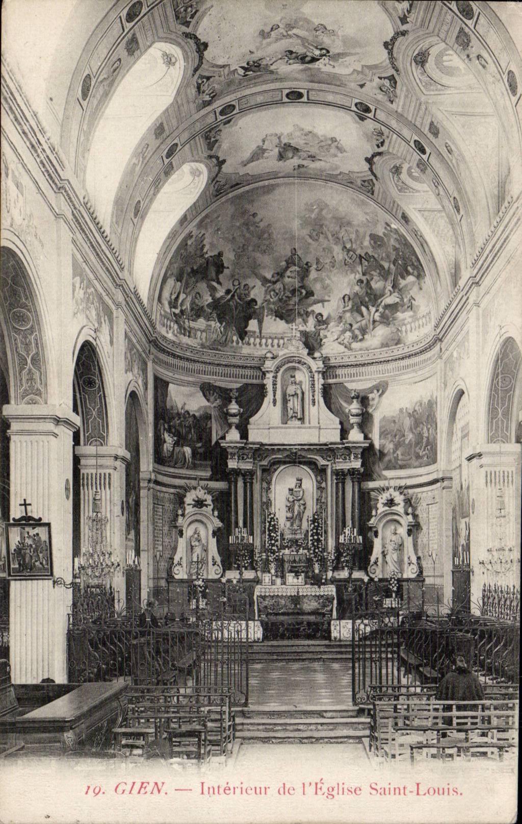 CPA Gien Interieur de l'eglise Saint louis