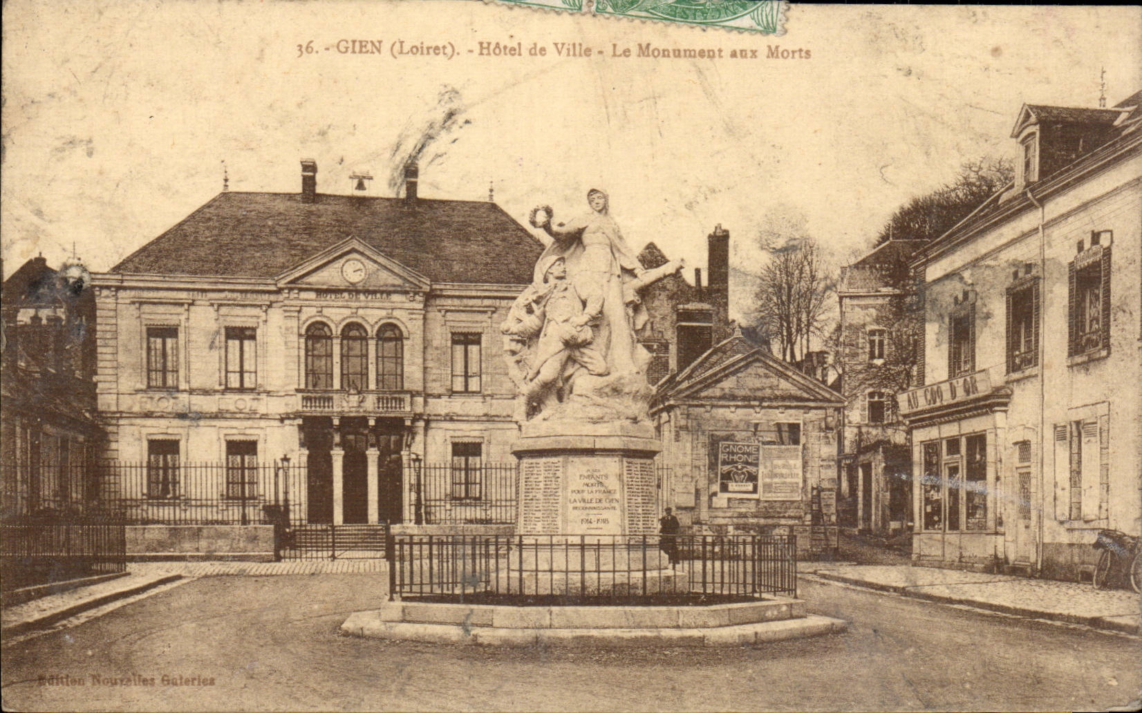 CPA Gien Hotel de ville Le monument aux morts