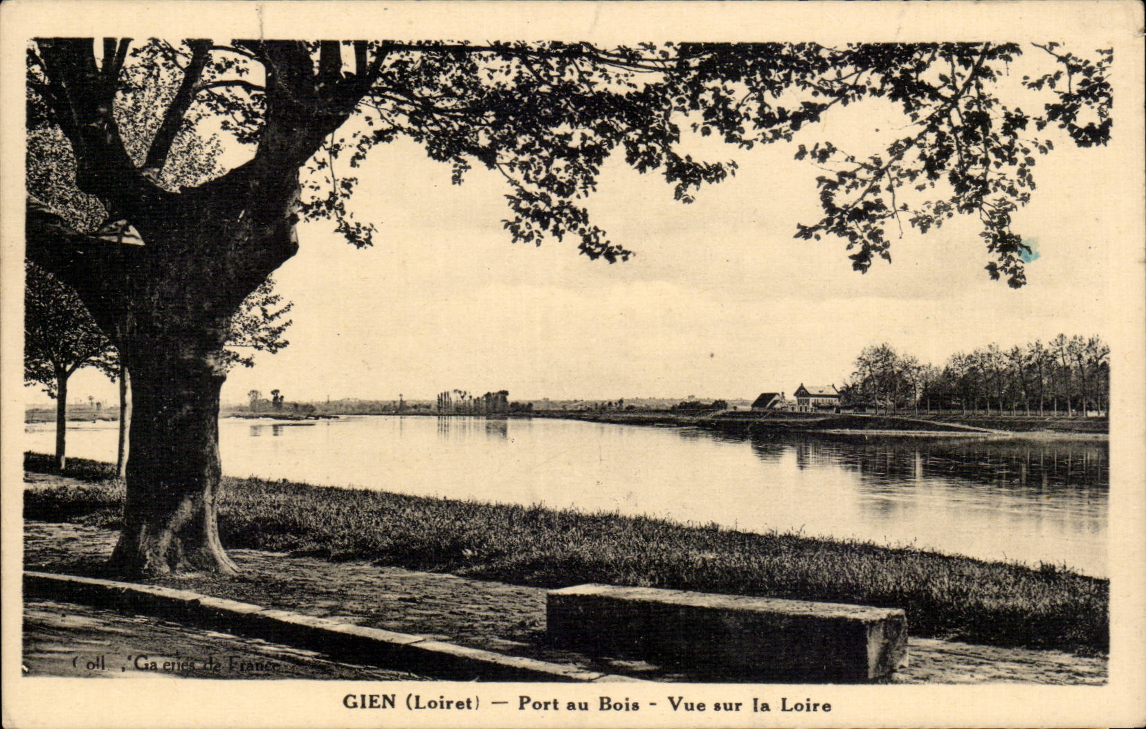 CPA Gien Port au bois Vue sur la Loire