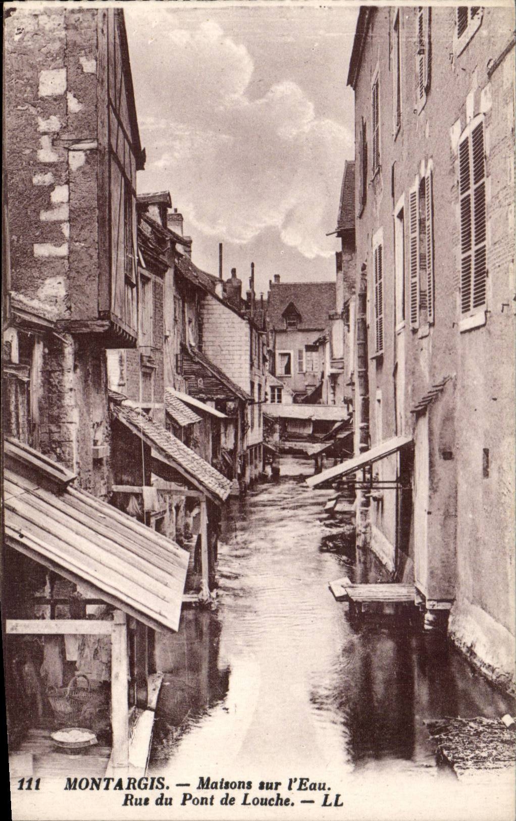 CPA Montargis Maisons sur l'eau Rue du pont de Louche