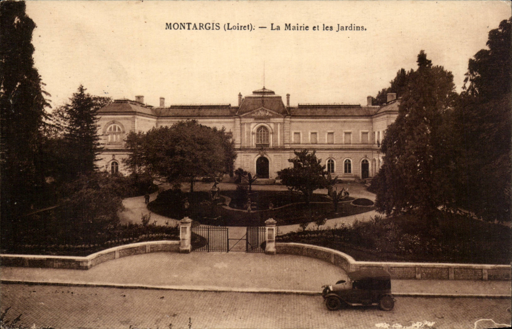 CPA Montargis La mairie et les jardins