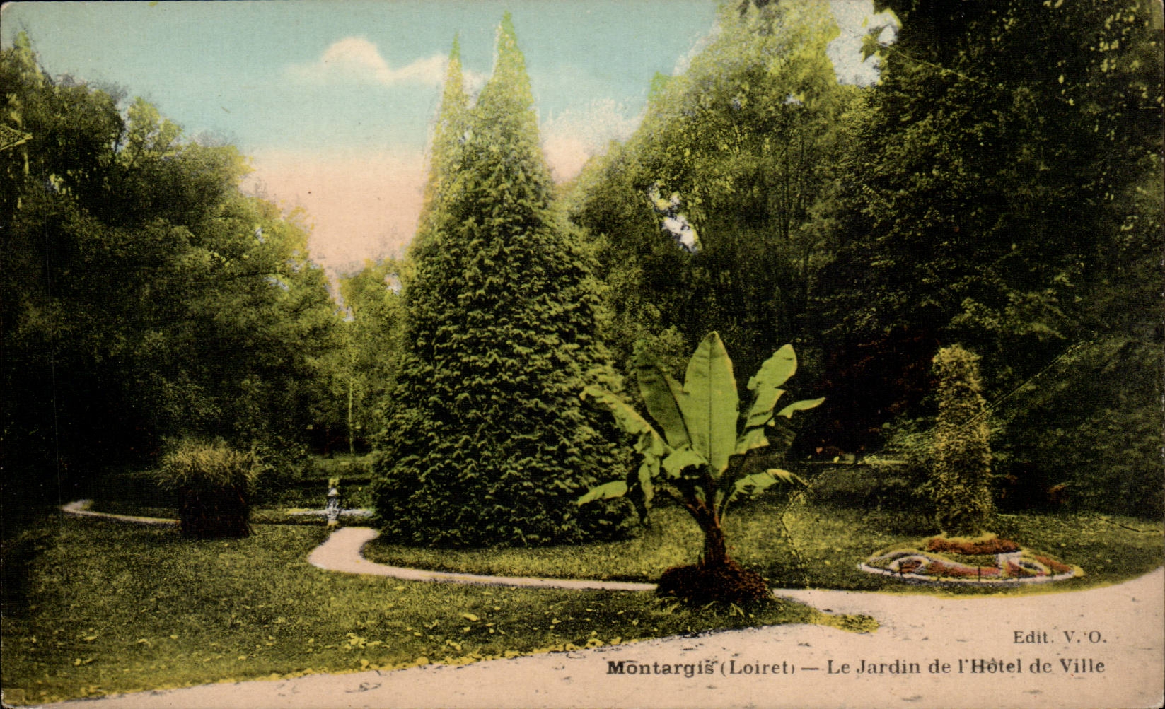 CPA Montargis Le jardin de l'hotel de ville