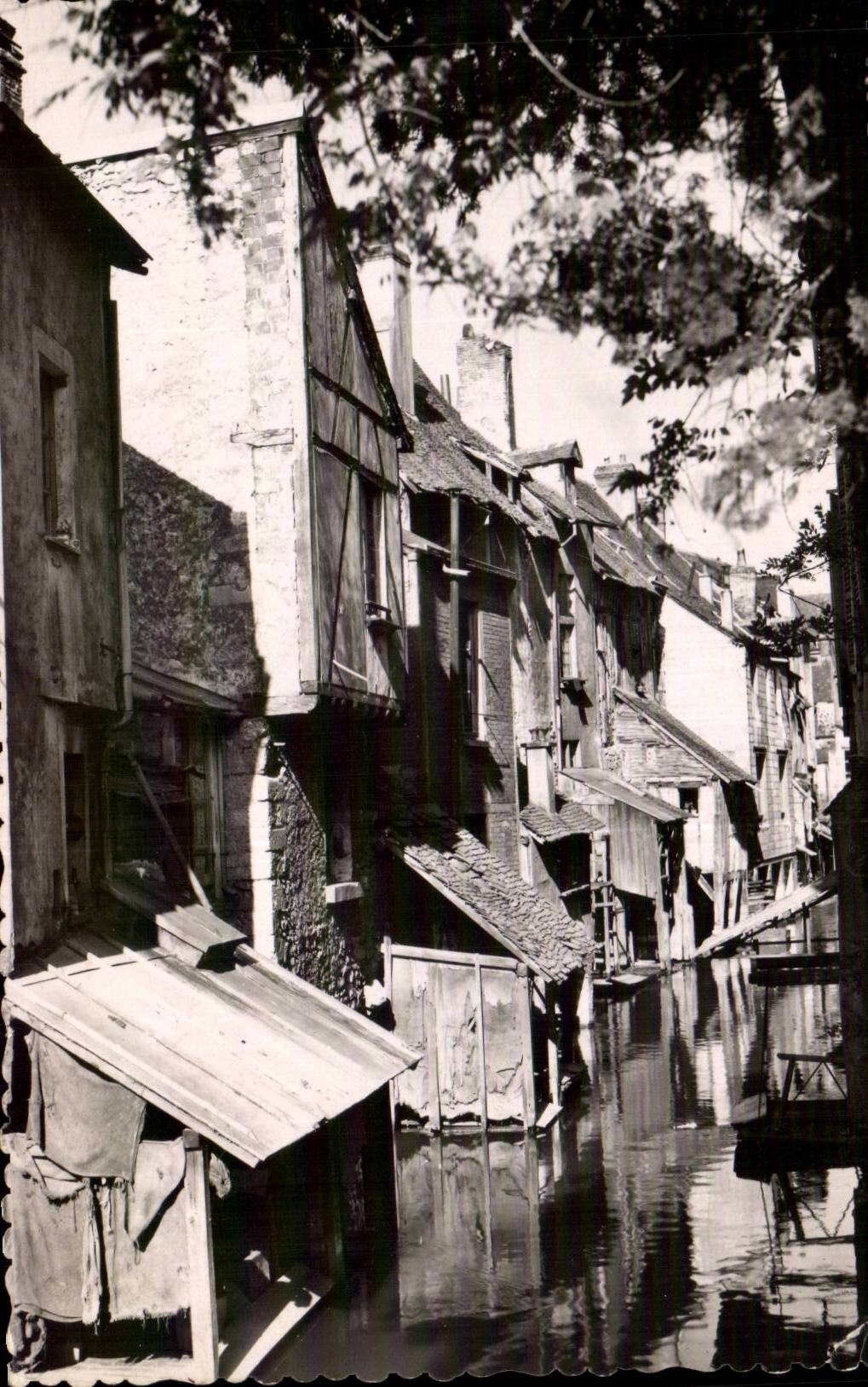 CPSM Montargis Les vieilles rues sur l'eau