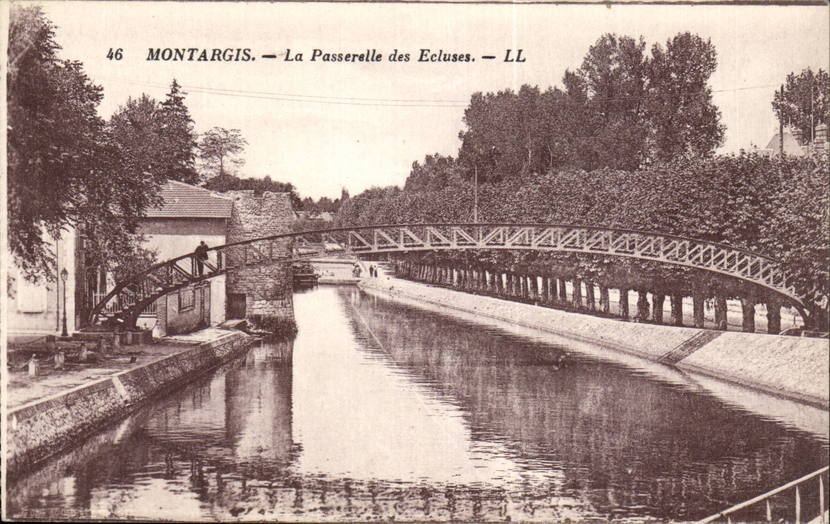 CPA Montargis La passerelle des ecluses