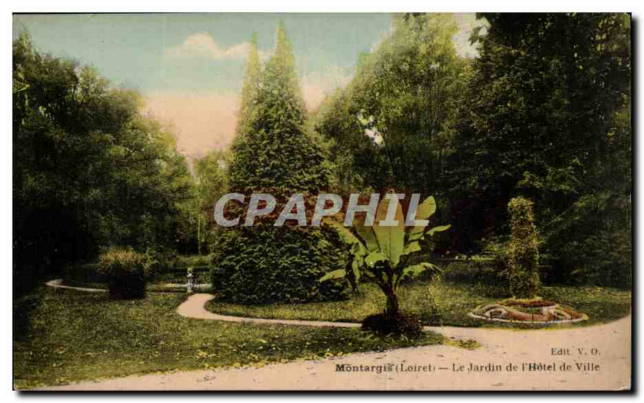 CPA Montargis Le jardin de l'hotel de ville