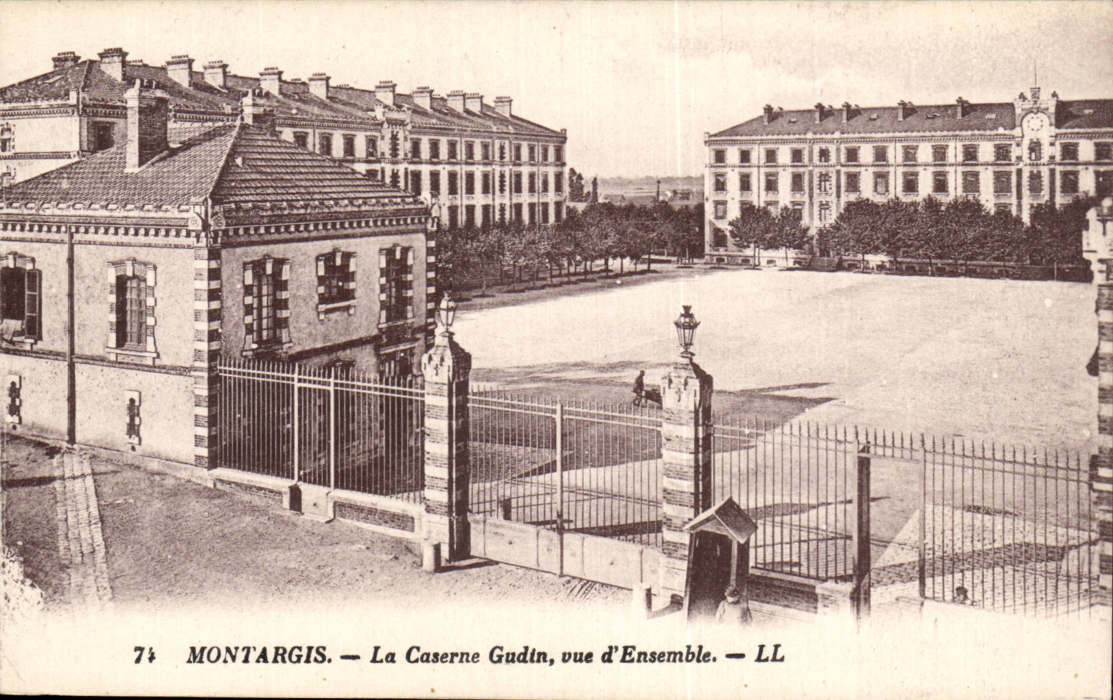 CPA Montargis La caserne Gudin Vue d'ensemble