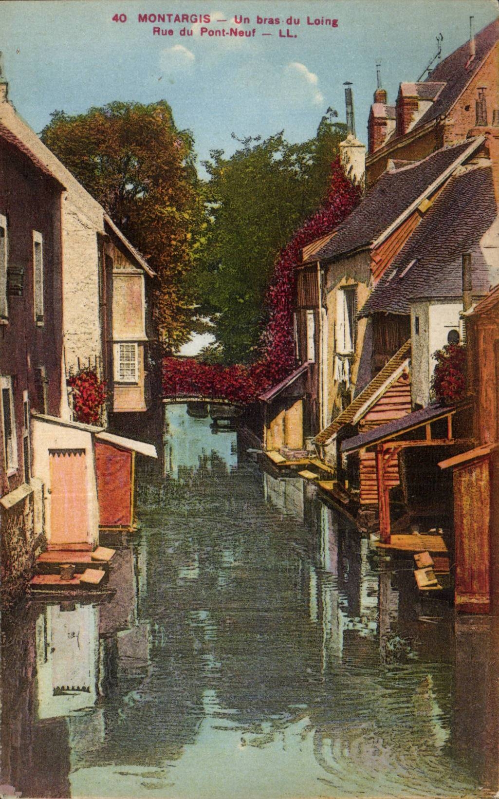 CPA Montargis Un bras du Loing Rue du pont neuf