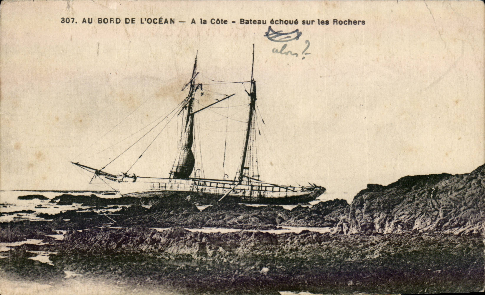 CPA Au bord de l'ocean A la cote Bateau echoue sur les rochers