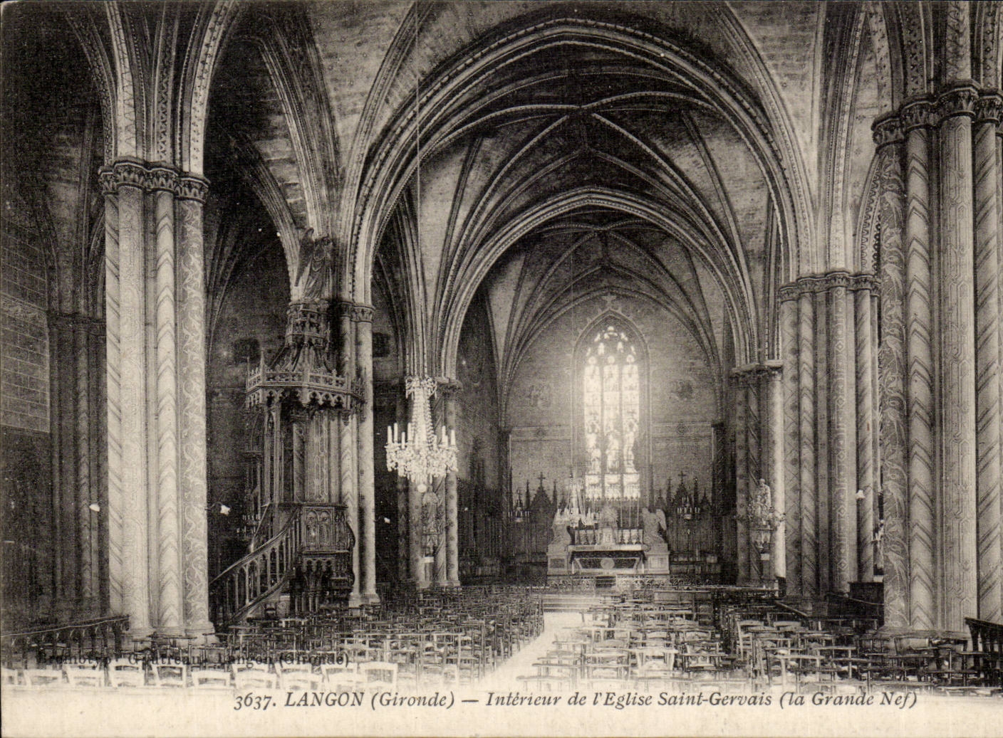 CPA Langon Interieur de l'eglise Saint Gervais (la grande nef)
