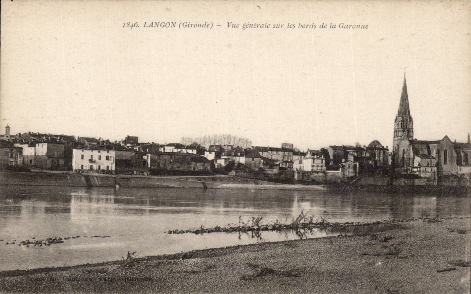 CPA Langon Vue generale sur les bords de la Garonne