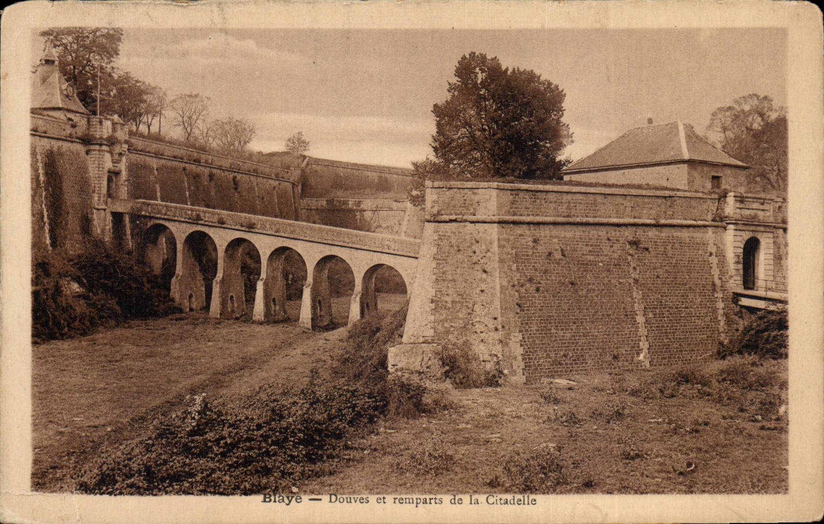 CPA Blaye Douves et remparts de la citadelle