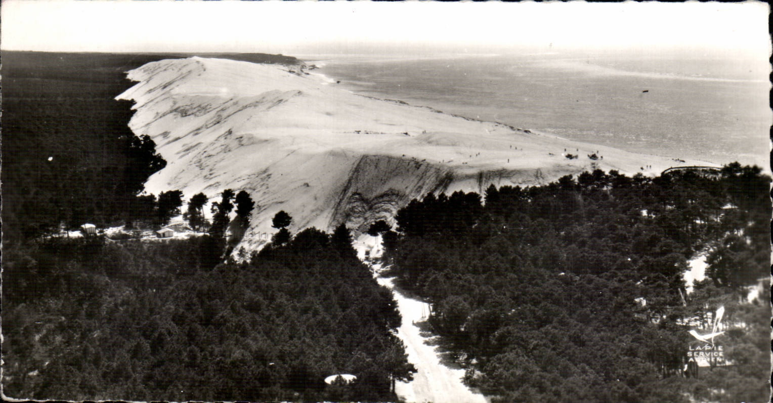 La grande dune du Pilat — 100 m — au sud du Bassin d'Arcachon — éditeur Lapie Service