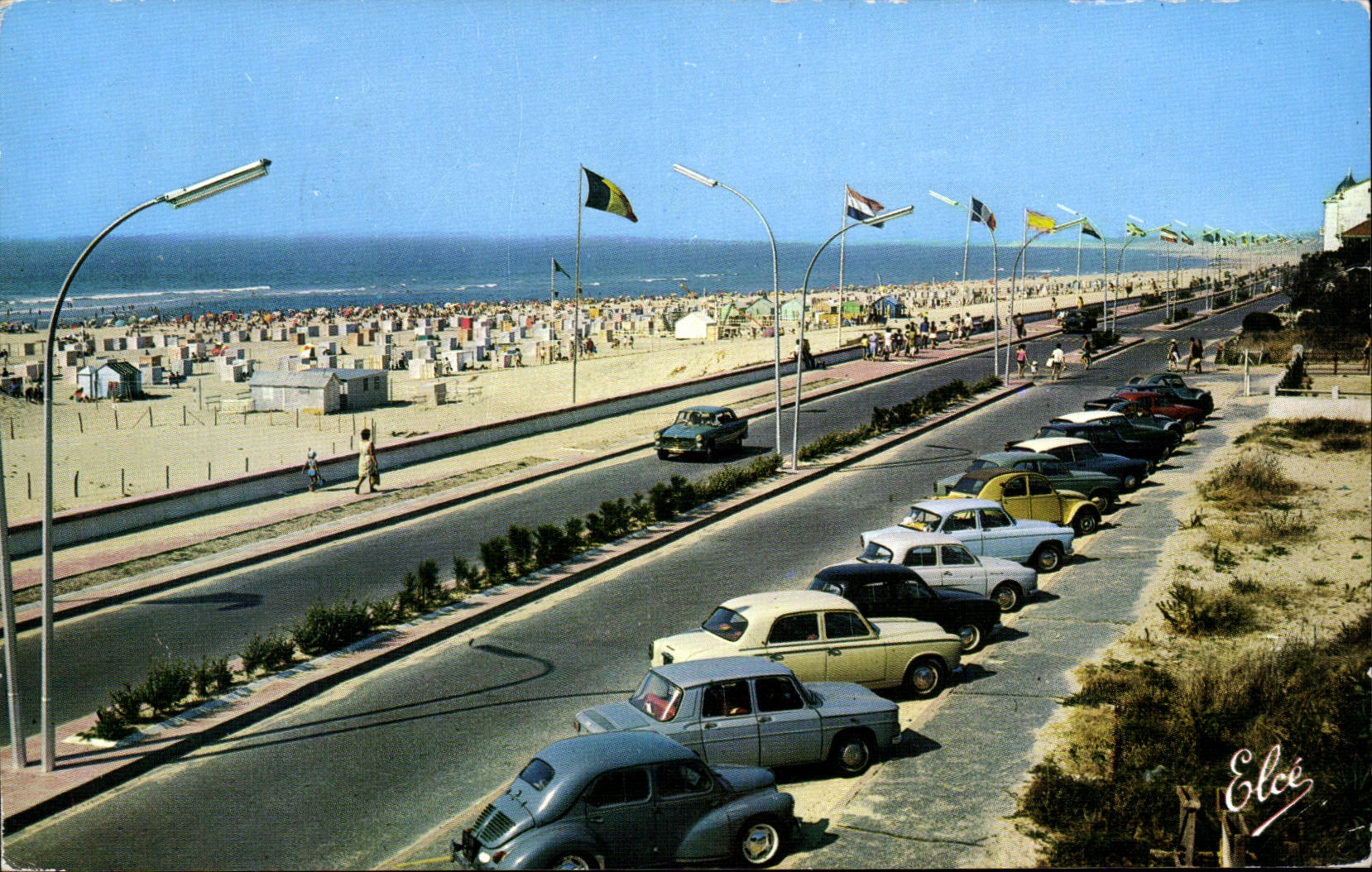 CPSM Soulac sur Mer Le boulevard Promenade et la plage