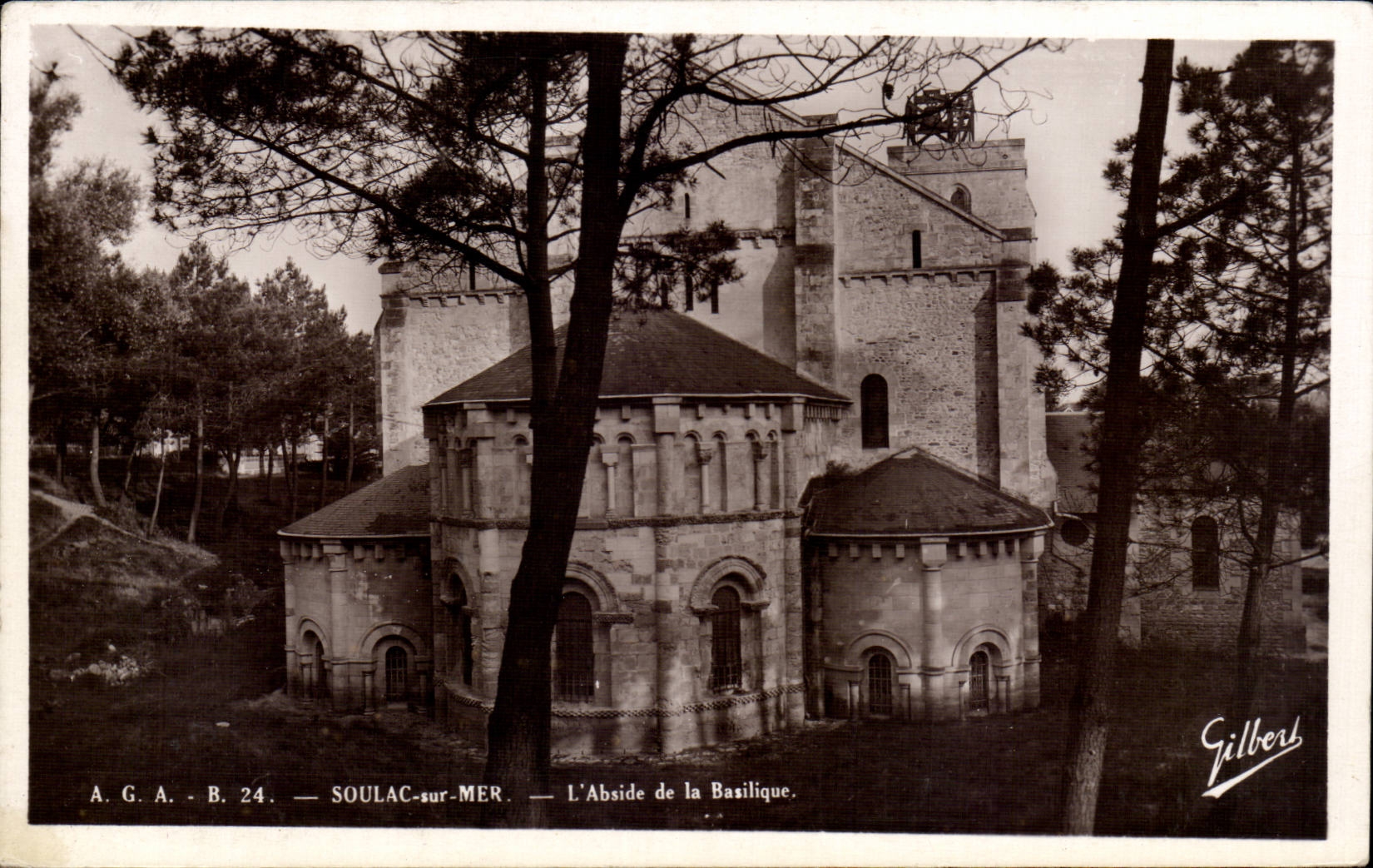 SOULAC-sur-MER — L'Abside de la Basilique — Édition A. Gilbert, n° B. 24