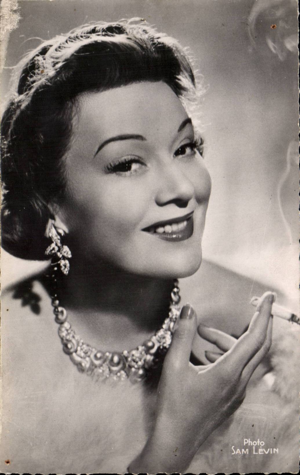 CPSM Acteur Actrice Cinema Edwige Feuillere Cigarette