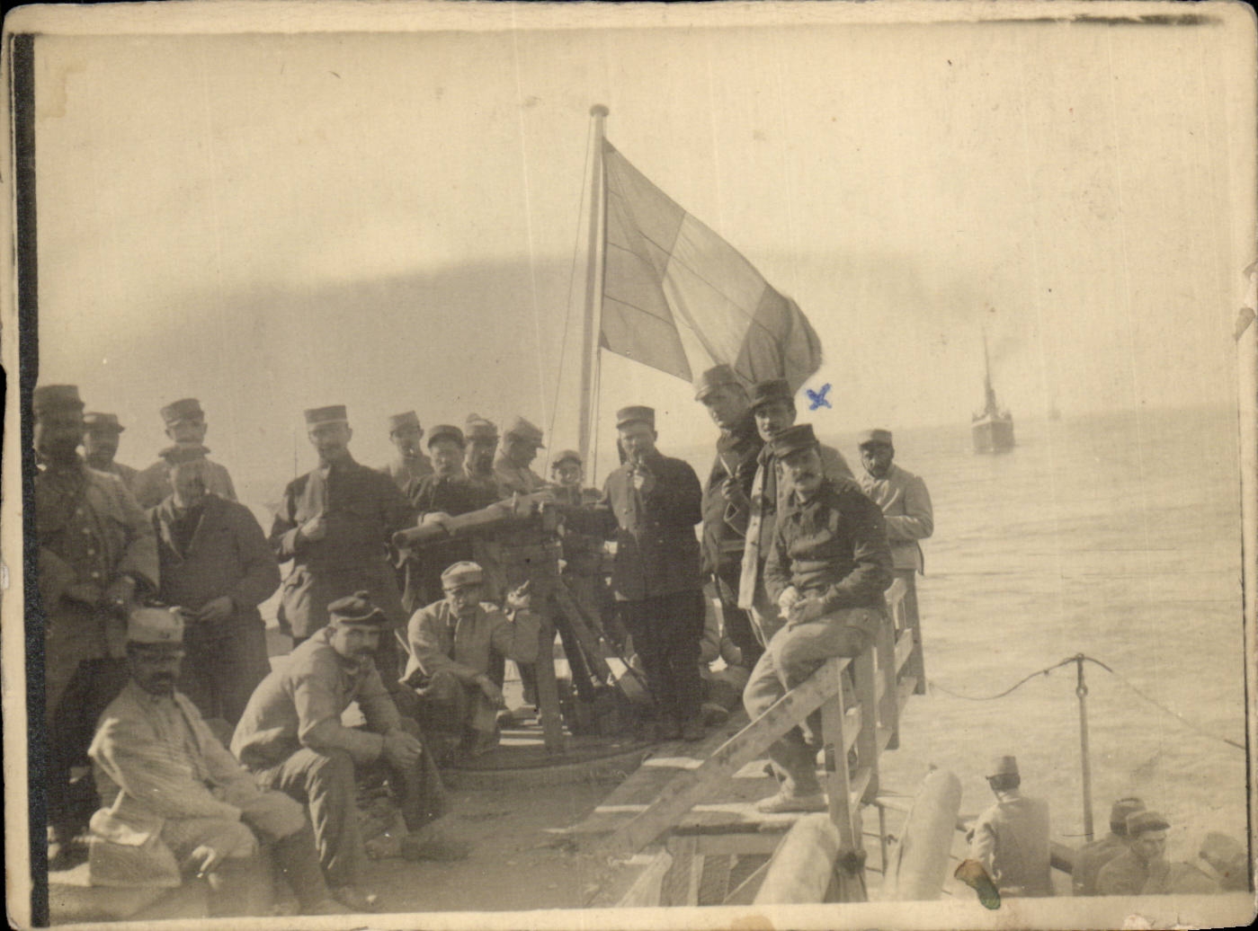 Soldats français à bord d'un navire — drapeau tricolore — éditeur inconnu